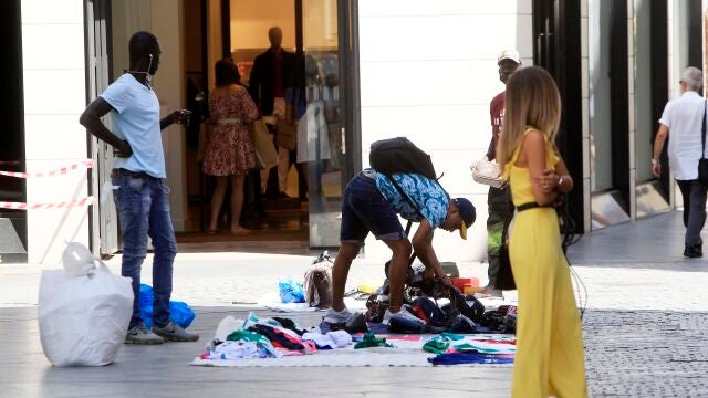 Manteros en el centro de Sevilla