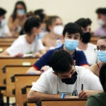 Estudiantes en la facultad de Medicina a la espera de ser llamados para la realización de las pruebas de Evaluación para el acceso a la Universidad. Álex Zea / Europa Press