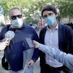 Carlos Babío (i) y Manuel López Lorenzo (d), autores del libro 'Meirás: un pazo, un caudillo, un expolio', atienden a la prensa