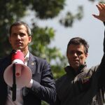 Fotografía de 2019 que muestra al presidente de la Asamblea Nacional, Juan Guaidó (i), y al líder opositor Leopoldo López (d) durante una manifestación