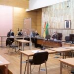 La madre (i) de la bebé hallada muerta en 2018 en un vertedero de Alhendín (Granada) y acusada junto a su padre, durante la primera sesión del juicio con jurado popular