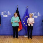 La canciller alemana, hoy durante su visita a las instituciones de la UE, con los presidentes del Consejo, Charles Michel; la Comisión, Ursula von der Leyen; y el Parlamento, David Sassoli