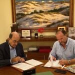 El presidente de la Fundación Caja Rural del Sur, José Luis García-Palacios Álvarez, y el presidente del Consejo Regulador de la Denominación de Origen Estepa, José María Loring Lasarte, en la firman del convenio de colaboración