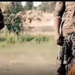 Un niño contempla el asesinato mediante degollamiento de un "enemigo"