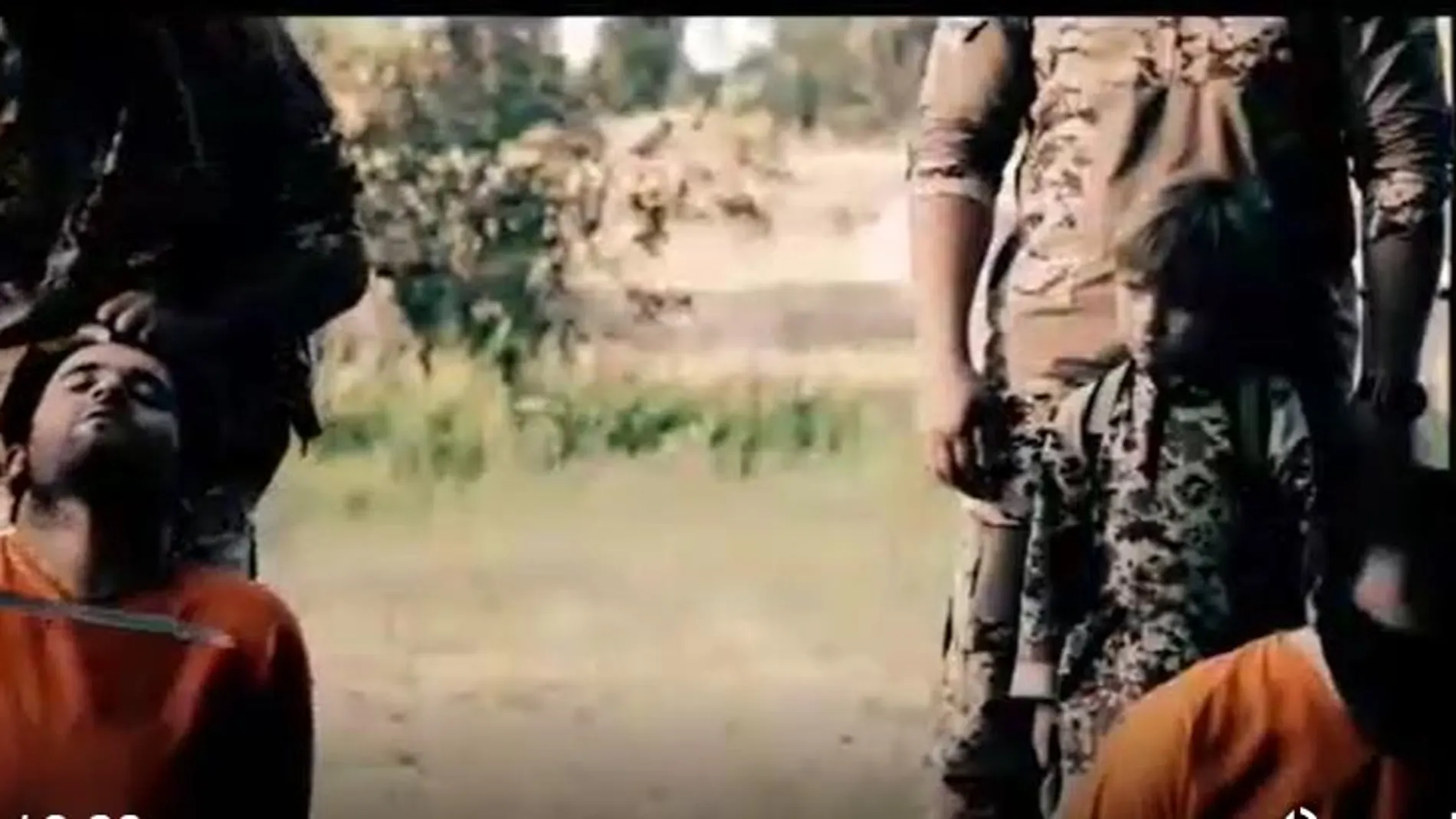 Un niño contempla el asesinato mediante degollamiento de un "enemigo"