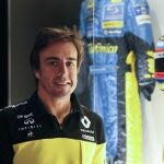 El piloto Fernando Alonso posa este miércoles junto a una de sus antiguas equipaciones en el museo que tiene en el municipio asturiano de Llanera