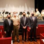 Jesús Julio Carnero, Conrado Íscar, el general Rivas y Enrique Cornejo, antes de comenzar el concierto de homenaje
