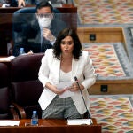 La presidenta de la Comunidad de Madrid, Isabel Díaz Ayuso, responde a una pregunta durante una sesión de control al Gobierno en la Asamblea de Madrid