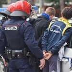 Agentes de la Ertzaintza detienen a dos jóvenes en la Plaza Bide Onera de Barakaldo (Vizcaya) por las protestas durante un acto de Vox en una imagen de archivo