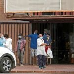 Aspecto de la entrada del pabellón 3 de la Fira de Lleida donde se encuentran alojados de forma temporal varias decenas de trabajadores del campo. EFE/Ramón Gabriel