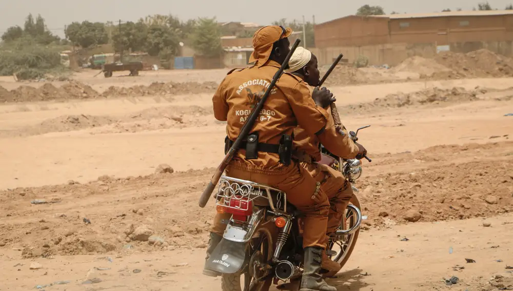 Fuerzas de defensa locales conducen una motocicleta en Ouagadougou, Burkina Faso. Muchos de estos combatientes improvisados contra el Estado Islámico pertenecen a la etnia mandinga.