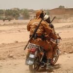 Fuerzas de defensa locales conducen una motocicleta en Ouagadougou, Burkina Faso. Muchos de estos combatientes improvisados contra el Estado Islámico pertenecen a la etnia mandinga.