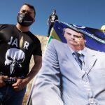 AME1729. BRASILIA (BRASIL), 09/07/2020.- Partidarios del presidente de Brasil Jair Bolsonaro, participan durante una manifestación este jueves a favor del gobierno en la explanada de los ministerios, en Brasilia (Brasil). En mayo, una encuesta realizada por el Datafolha Institute, publicada en el sitio web del periódico "Folha de S.Paulo", mostró que el 72% de los encuestados no estaba de acuerdo con la posición del presidente sobre las armas. EFE/ Joédson Alves.
