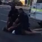 Los agentes inmovilizan a la joven, que se resistió a la detención