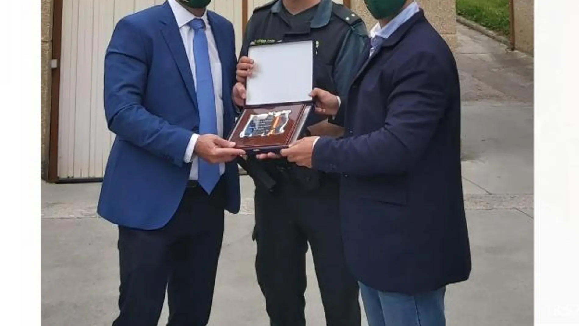 Portero y Cotobal hacen entrega de la placa al teniente jefe de puesto de la Guardia Civil de Alsasua