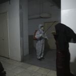 Imagen de archivo de un miembro de una asociación humanitaria desinfectando dentro del hospital Ibn Sina en Idlib, Siria.