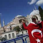 Mujeres con banderas turcas, cantan consignas, fuera de la era bizantina Santa Sofia , una de las principales atracciones turísticas de Estambul l, tras la decisión del Consejo de Estado de Turquia. El fallo permite al gobierno restaurar el estado anterior de Santa Sophia como mezquita. La decisión estuvo en línea con las llamadas del presidente turco, Recep Tayyip Erdogan, de convertir el sitio del patrimonio mundial enormemente simbólico en una mezquita a pesar de las críticas internacionales generalizadas, incluso de Estados Unidos. y liderazgo cristiano ortodoxo.