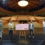 Agustín Vidal-Aragón, Joaquín Galache, Javier Menéndez, y Pedro Vázquez, director gerente de la Real Orquesta Sinfónica de Sevilla, hoy en el acto simbólico de entrega del cheque