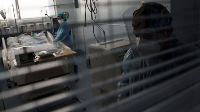Personal sanitario atiende a un paciente afectado por la COVID-19, el 2 de julio de 2020, en la Unidad de Cuidados Intensivos del Hospital Clínico de la Universidad de Chile, en Santiago (Chile).