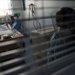 Personal sanitario atiende a un paciente afectado por la COVID-19, el 2 de julio de 2020, en la Unidad de Cuidados Intensivos del Hospital Clínico de la Universidad de Chile, en Santiago (Chile).