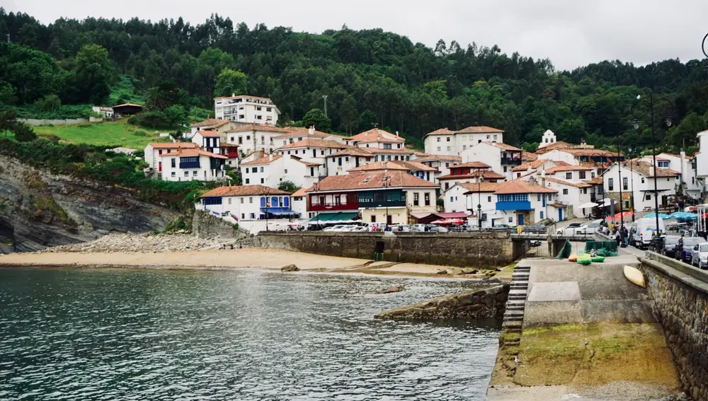 En este puerto desembarcó Carlos V durante su primera visita a España, obligado a interrumpir su viaje por una tormenta.