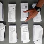 Papeletas en un colegio electoral en Monte Alto, A Coruña