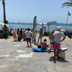 Colas para acceder a la playa de El Portet en Moraira