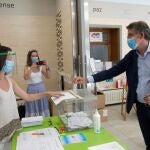 El actual presidente de la Xunta de Galicia y candidato por el Partido Popular, Alberto Núñez Feijóo, ejerce su derecho al voto.