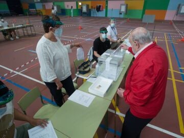Votaci&oacute;n de las elecciones auton&oacute;micas de Galicia, en Burela (Lugo)