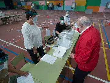Votación de las elecciones autonómicas de Galicia, en Burela (Lugo) Votación de las elecciones autonómicas de Galicia, en Burela (Lugo)