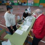 Votación de las elecciones autonómicas de Galicia, en Burela (Lugo)