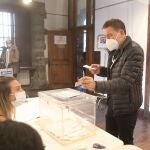 El coordinador general de EH Bildu, Arnaldo Otegi, votó ayer en la Casa de la Cultura de la localidad guipuzcoana de Elgoibar