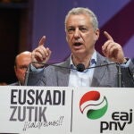 El lehendakari y candidato a la reelección por el PNV, Iñigo Urkullu, valora los buenos resultados obtenidos por su formación durante la noche electoral del 12J en la sede del partido, donde el partido celebra su triunfo en las elecciones vascas, en Bilbao, Vizcaya, País Vasco (España) a 12 de julio de 2020.12 JULIO 2020;ESCRUTINIO;VOTACIONES;ELECCIONES AUTONÓMICAS;EUSKADI;PAÍS VASCOH.Bilbao / Europa Press12/07/2020