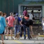 Varias personas aguardan en la fila para votar, este domingo en un colegio electoral en Monte Alto, A Coruña.