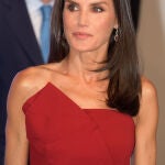 La Reina Letizia muestra sus hombros