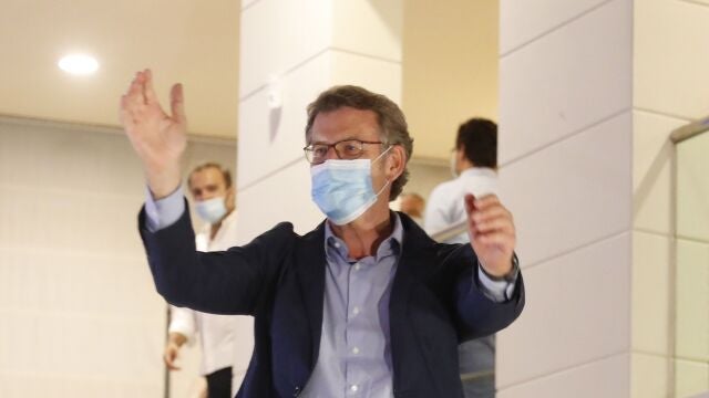 El presidente de la Xunta, Alberto Núñez Feijóo, a su llegada tras revalidar su cuarta mayoría absoluta, esta noche en un hotel de Santiago de Compostela.