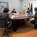 El ministro de Sanidad, Salvador Illa (3d); el presidente del Gobierno, Pedro Sánchez (2d); el director del Centro de Coordinación de Alertas y Emergencias Sanitarias (CCAES), Fernando Simón (1d); y la directora adjunta del CCAES, María José Sierra (1i), durante una reunión del Comité de seguimiento del coronavirus, encargado de seguir la situación epidemiológica, en el Complejo de la Moncloa, en Madrid (España) a 13 de julio de 2020.13 JULIO 2020 GOBIERNO;COVID-19;SANIDAD;PANDEMIA;ENFERMEDADMoncloa13/07/2020