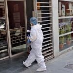 Una sanitaria entra en la residencia geriátrica del barrio de La Torrassa en L'Hospitalet (Barcelona), donde se ha detectado un brote de covid-19 que afecta a mas de 100 personas