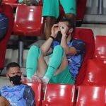 El delantero galés del Real Madrid, Gareth Bale, sigue desde la grada del Estadio Nuevo los Cármenes de Granada, el encuentro correspondiente a la jornada 36 de primera división que disputa esta noche el equipo madridista frente al equipo nazarí. EFE/JuanJo Martín.