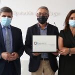 Francisco Salado, en el centro, con el distintivo de Costa del Sol Destino Turístico Inteligente junto al presidente de Segittur, Enrique Martínez, y la consejera delegada de Turismo Costa del Sol, Margarita del CidDIPUTACIÓN DE MÁLAGA14/07/2020