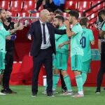 Zinedine Zidane, durante una de las pausas de hidratación en el encuentro contra el Granada