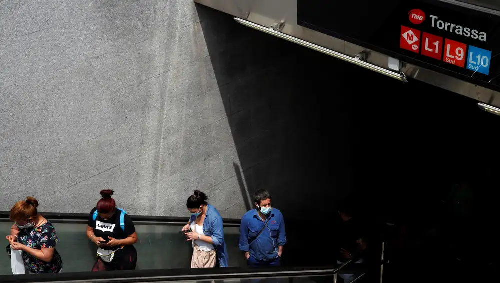 Varias personas salen de la estación de metro de Torrassa, una de las muchas estaciones de L'Hospitalet que comparte trayecto con Barcelona y que pasa por los barrios del norte de la segunda ciudad de Cataluña.