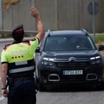 Agentes de los Mossos de Escuadra en un control de movilidad en la entrada de Soses, en el Segrià