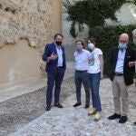 El alcalde de Madrid, José Luis Martínez-Almeida (2i), y la delegada del Área de Cultura, Turismo y Deporte, Andrea Levy (c), visitan este martes la muralla cristiana de Madrid, en el tramo de la calle del Almendro