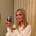 Fotografía publicada en la cuenta de Twitter de Ivanka Trump, donde aparece posando con una lata de frijoles negros de la marca Goya