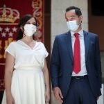 La presidenta de la Comunidad de Madrid, Isabel Díaz Ayuso, acompañada por el vicepresidente, consejero de Deportes, Transparencia y portavoz, Ignacio Aguado