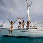 La Policía de Dénia sorprende a 120 personas sin mascarilla en un catamarán