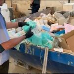 Un agente comprueba parte del material que se ha incautado