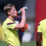 De Jong se hidrata durante un entrenamiento del Barcelona