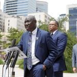 Ben Crump, el abogado de la familia de George Floyd, anuncia ante la prensa la demanda contra Mineápolis y los cuatros policías